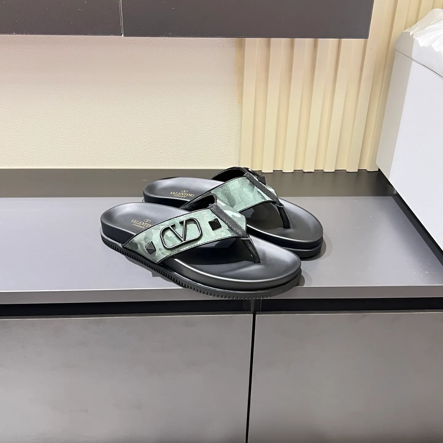 p300《VALENTINO》Warren Men🧍‍♂️Spring and Summer New Style. Cowhide logo flat slippers, elegant sandals, the same style worn by celebrities, original molding, imported calfskin. Rubber outsole. Soft and durable, full set of counter packaging, 38-44!